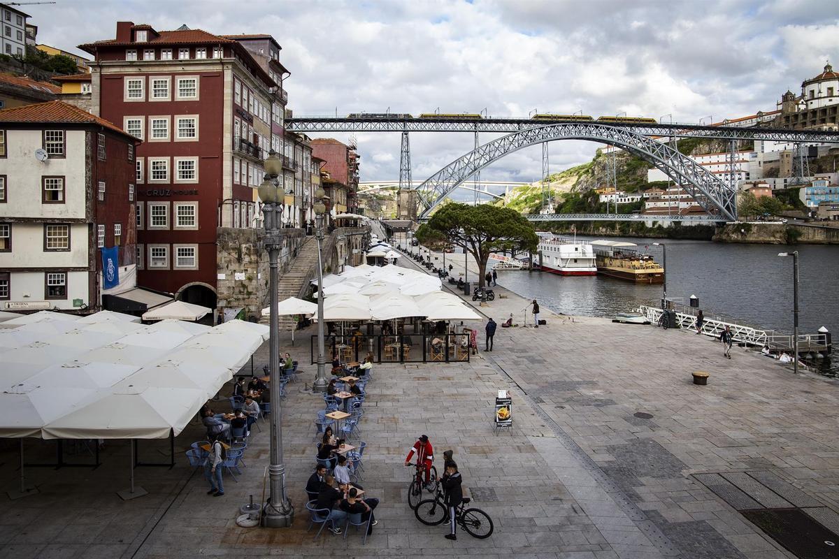 Terrazas a la orilla del Duero en Oporto.