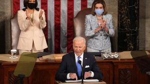 Kamala Harris y Nancy Pelosi aplauden el discurso de Joe Biden.