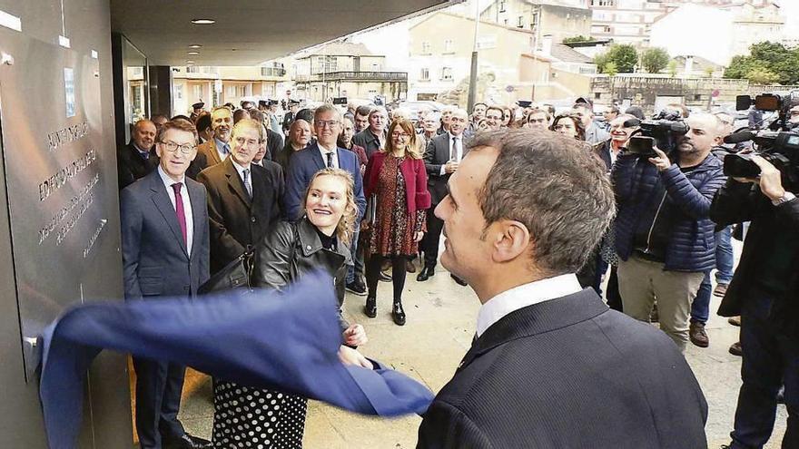 El presidente de la Xunta, Núñez Feijóo, la jueza decana de Tui y el alcalde, Cabaleiro, destapan la placa de la nueva sede del partido judicial tudense durante el acto de inauguración. // A. Hernández / D.B.M.