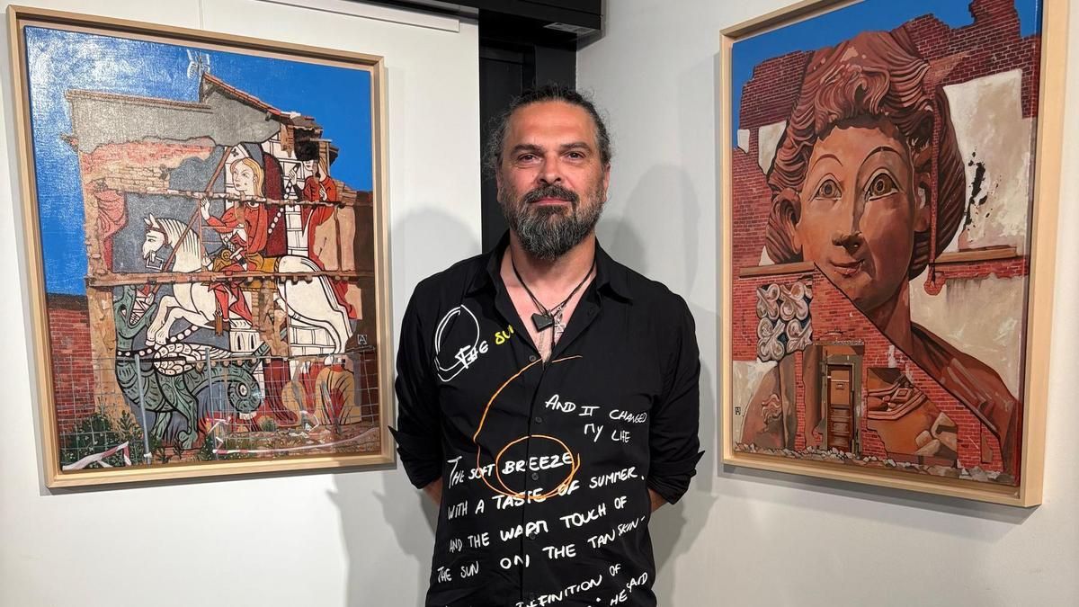 Carlos Adeva posa junto a las dos obras que expone en París.