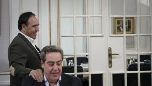 Juanfran Pérez Llorca saluda al síndic de Vox, José María Llanos, este lunes en las Corts.