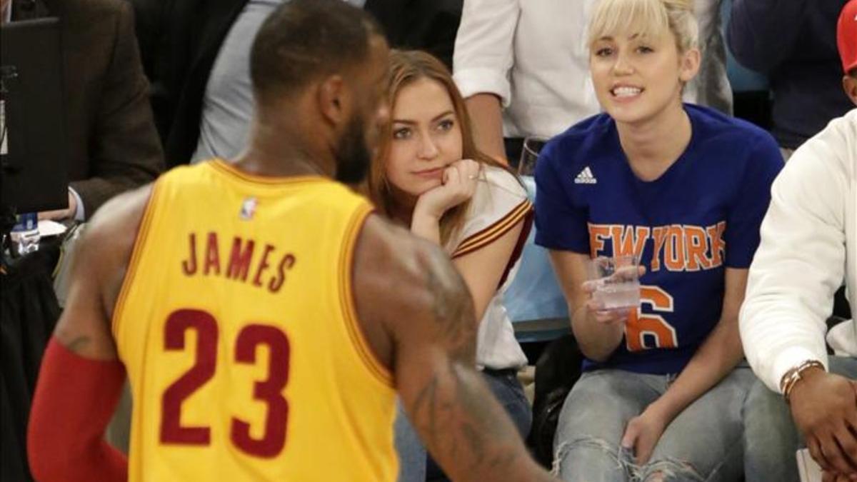 Miley Cyrus y su hermana Brandi, durante el partido Knicks-Cavaliers