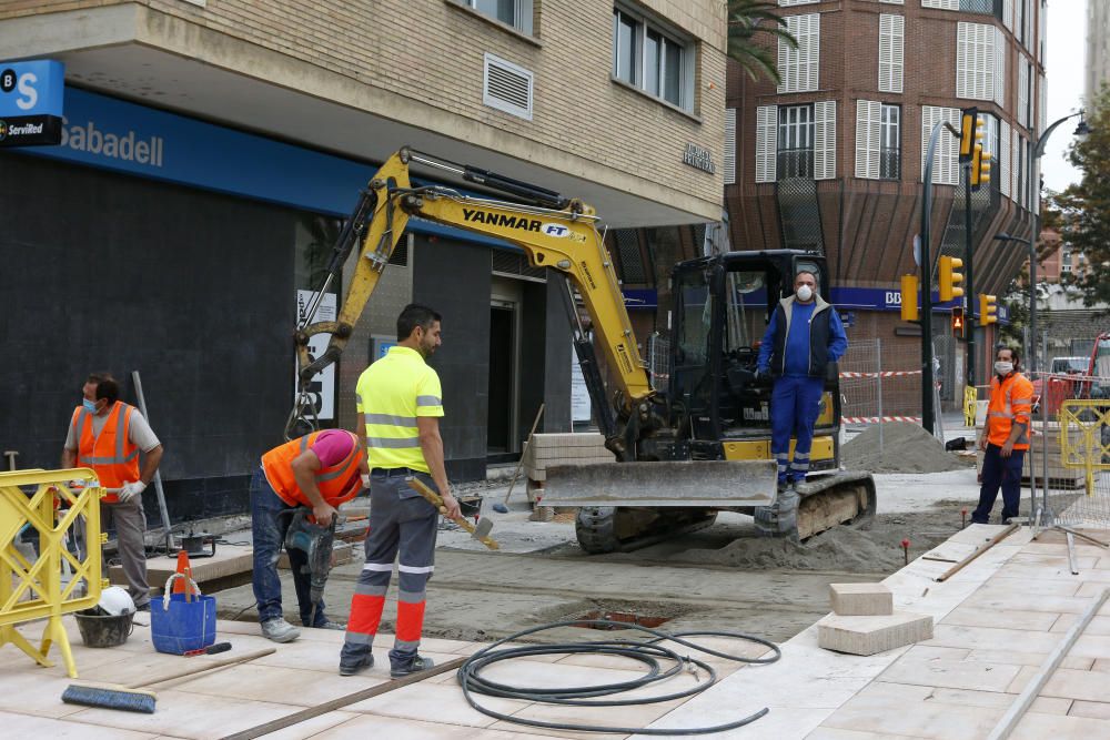 sectores como el de la construcción retomaban la actividad después de la Semana Santa en una jornada que comenzaba con el reparto de mascarillas en distintos puntos de Málaga capital.