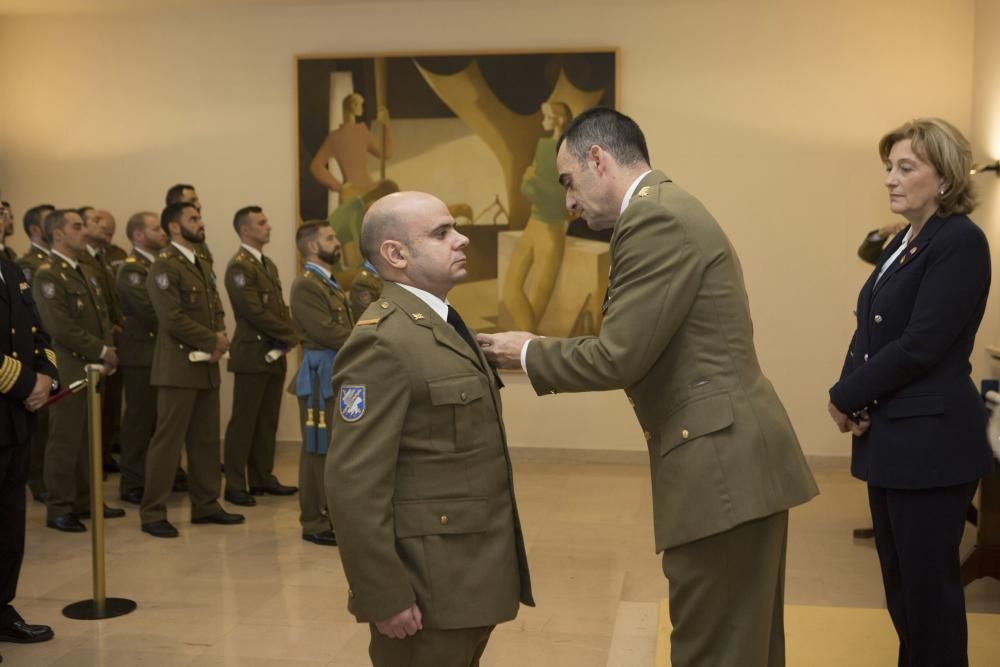 Entrega de distinciones de la orden del mérito civil a 16 integrantes del regimiento de infantería Príncipe