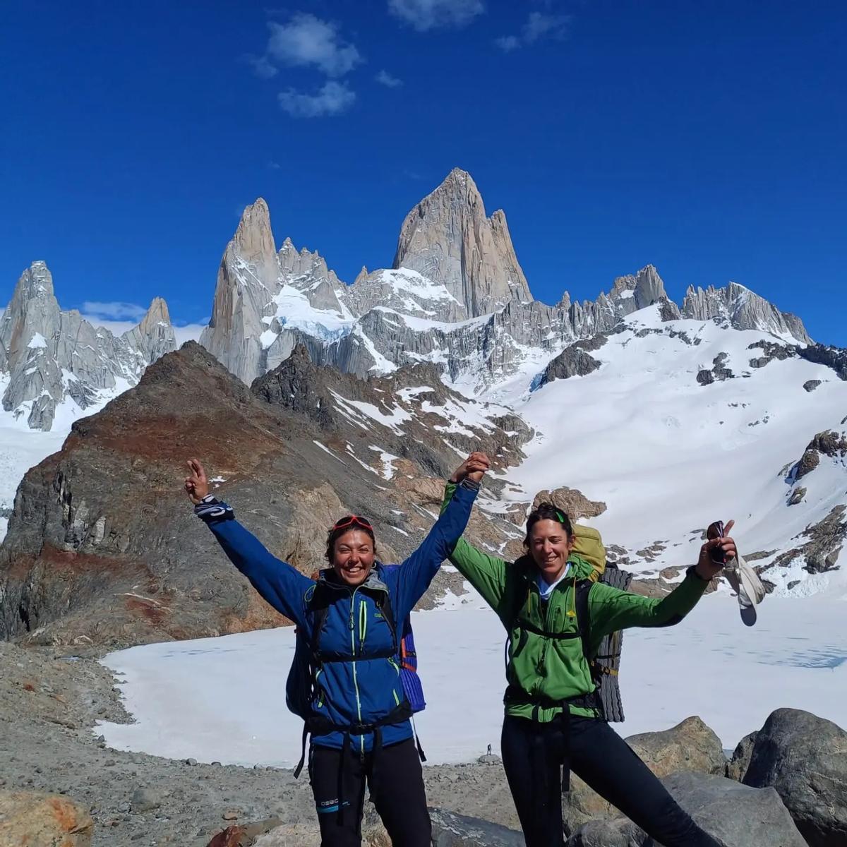 Nieves y Laura expresan su alegría ante las moles del Chaltén, con el mítico Fitz Roy derrotado y el Cerro Torre.