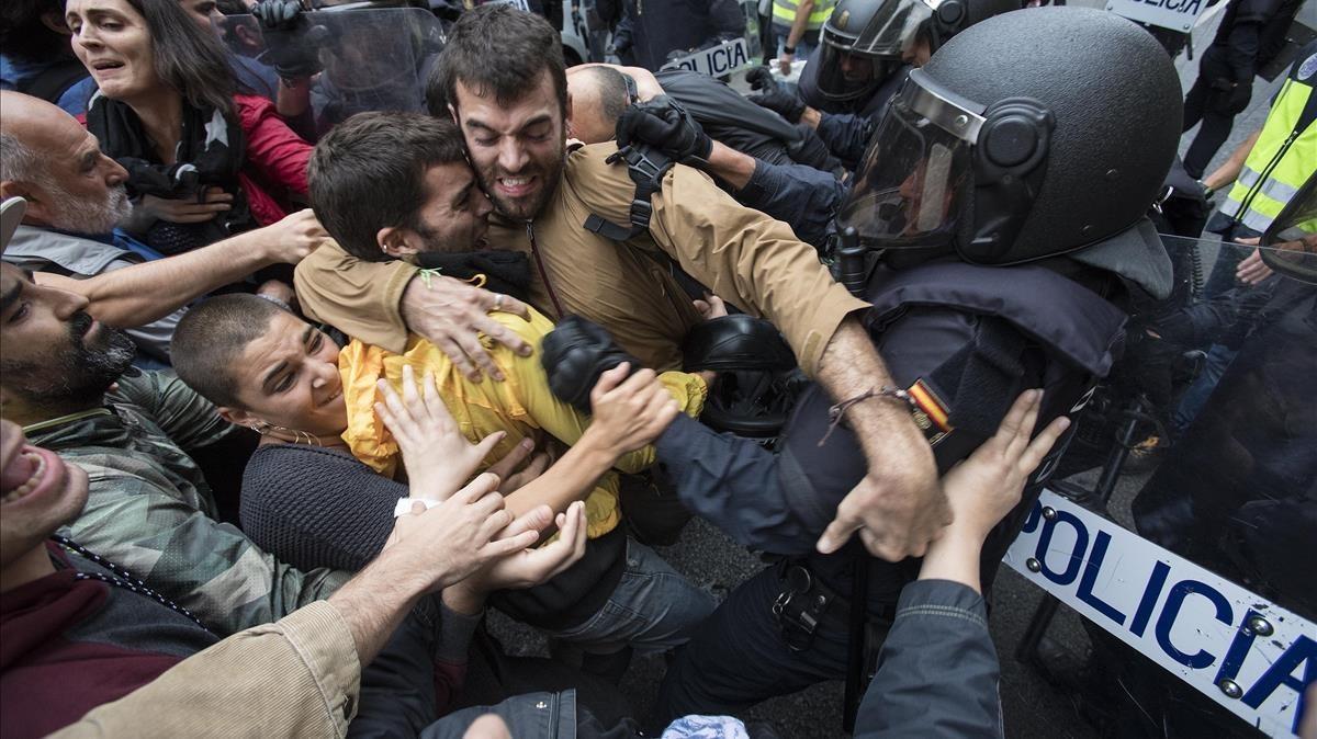 Violentos enfrentamientos en el colegio Ramon Llull de Barcelona.