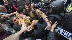 Violentos enfrentamientos en el colegio Ramon Llull de Barcelona.