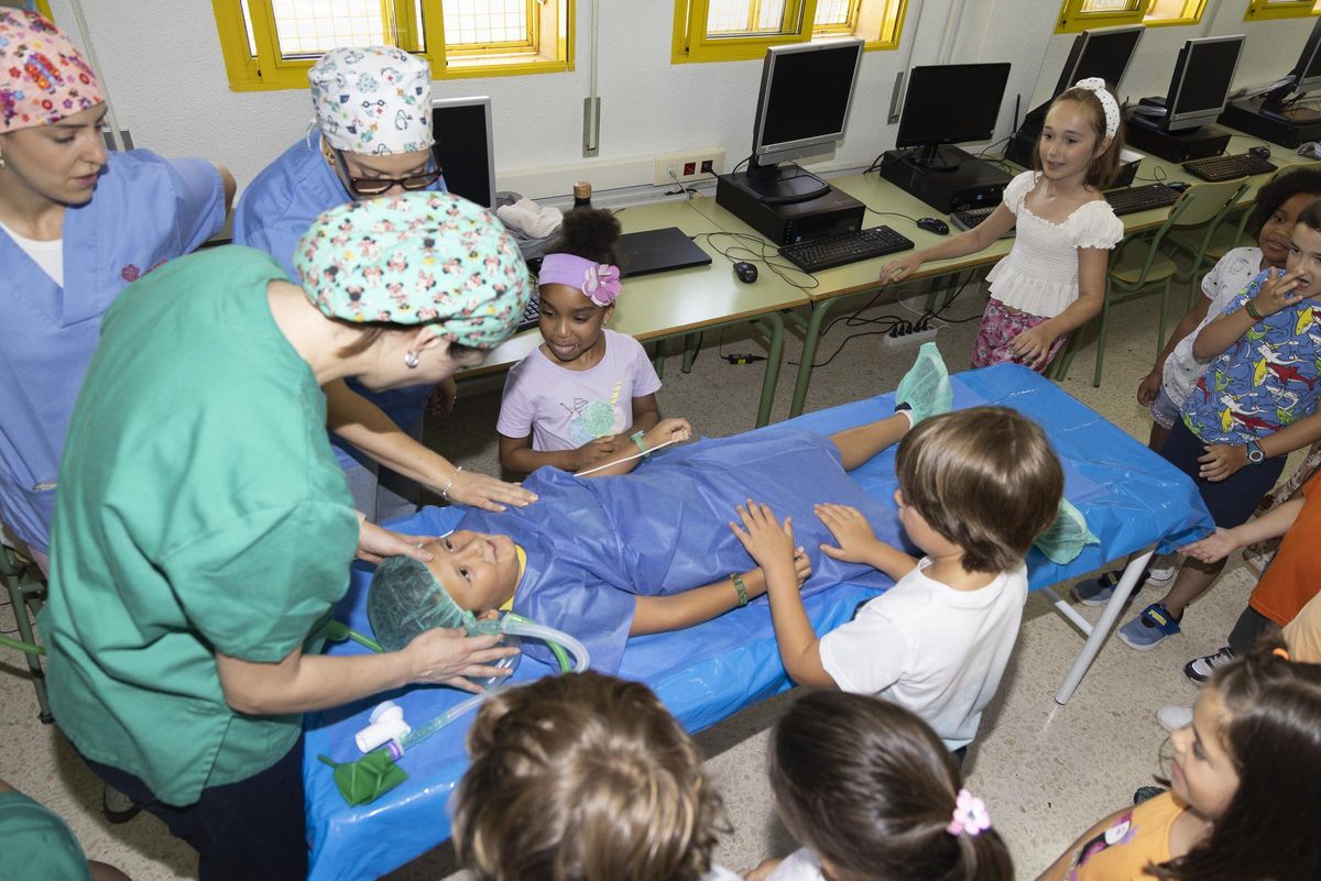 El Hospital Ribera Caravaca transforma las aulas escolares en quirófanos por un día a través de “Operación cole”