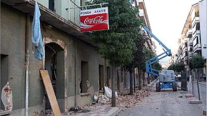 Operaris treballant en l&#039;enderroc de la fonda Ayats i altres edificis veïns.