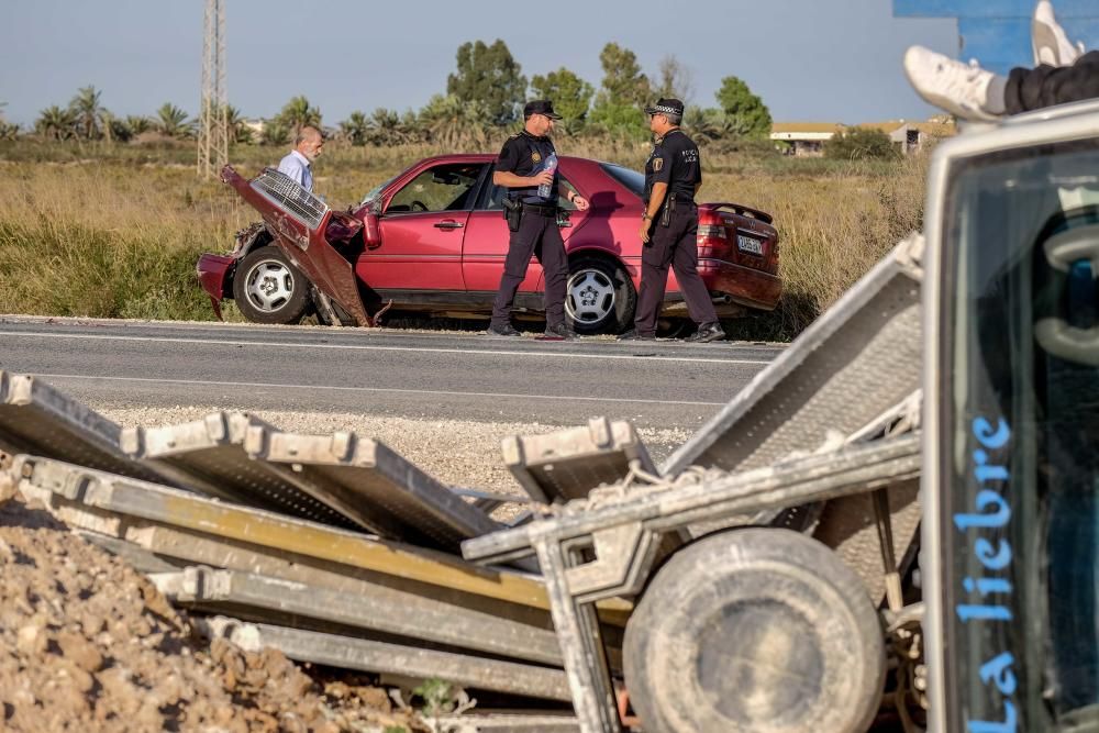 Un camión vuelca en la carretera de La Marina