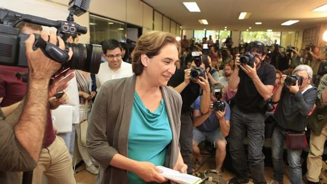 Ada Colau, en la rueda de prensa de este lunes, tras ganar los comicios de Barcelona.