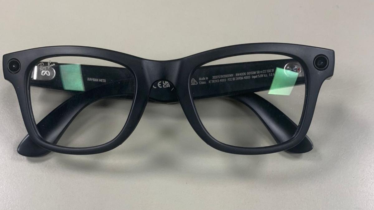 Les ulleres que duien un càmera de gravació.