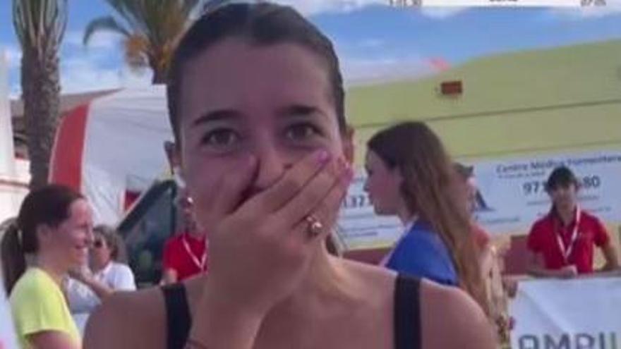 El piloto Jorge Martín felicita a María Monfort por acabar la Media Maratón de Formentera