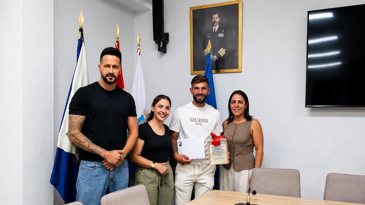 Jesús González Correa recibe un reconocimiento por parte del Ayuntamiento de El Tanque por su intervención ante un pirómano
