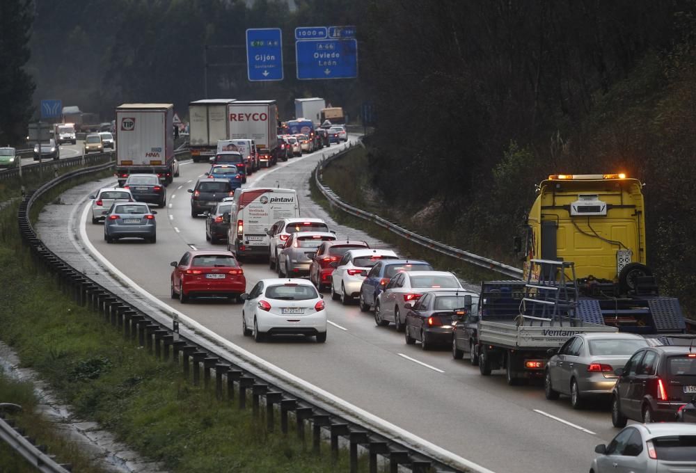 Un accidente en la "Y" provoca varios kilómetros de atasco  en dirección Oviedo