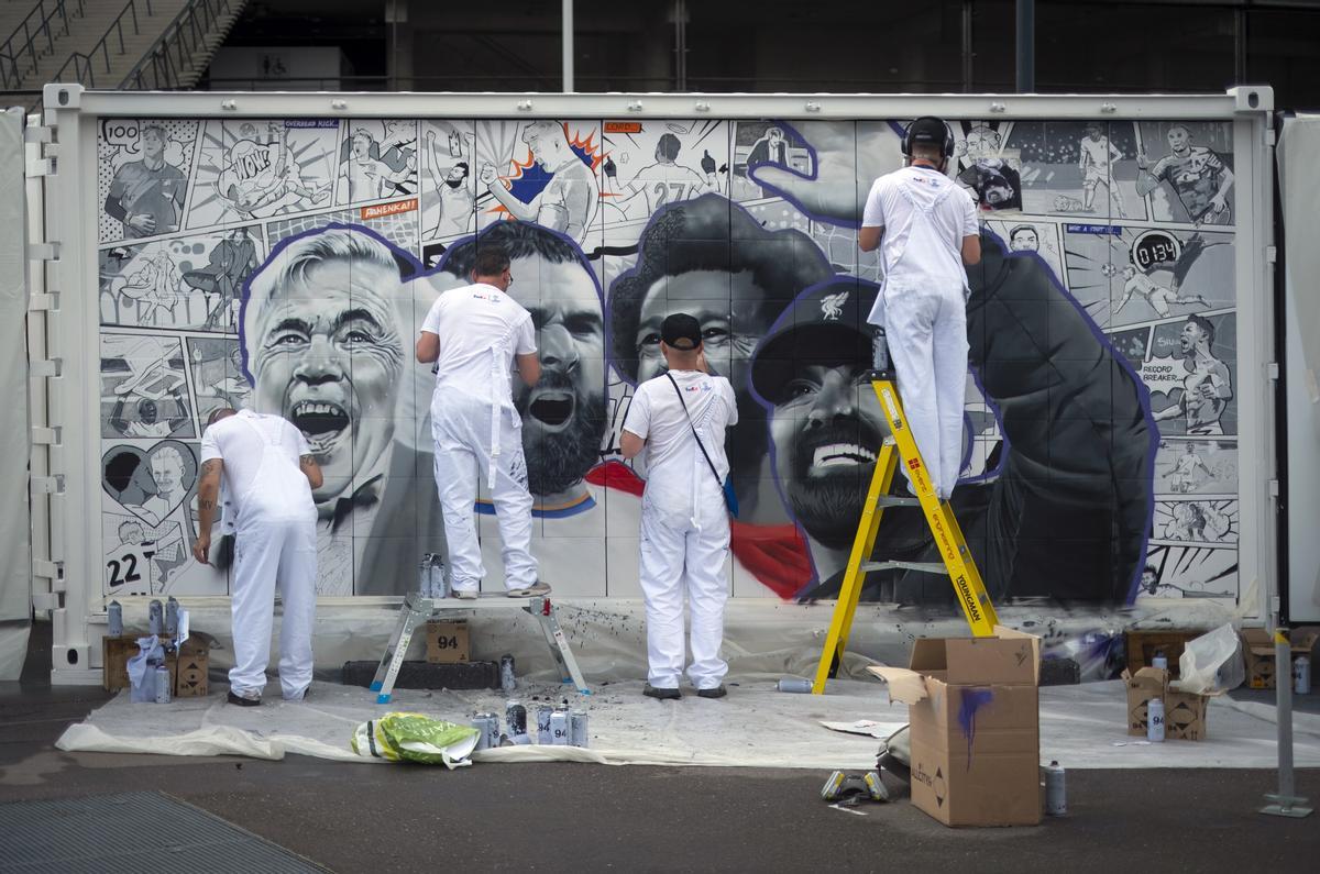 El increíble mural que preside el Stade de France para la final de la Champions
