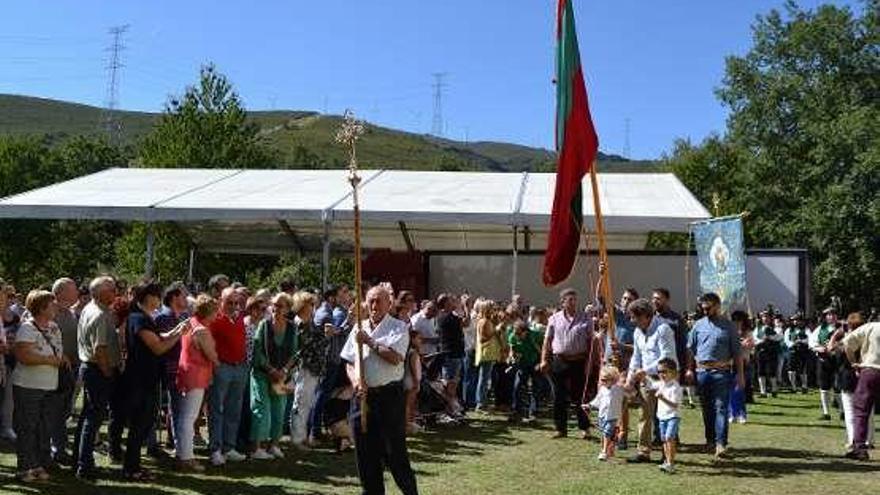 Desarrollo de la procesión de Nuestra Señora de las Nieves, centro, por el entorno del santuario de La Tuiza. A la derecha, la coral de Villardeciervos.