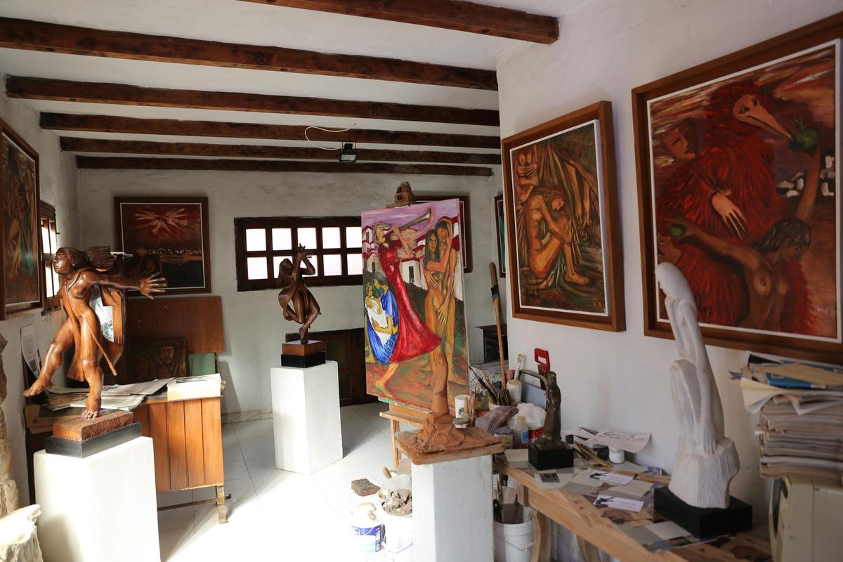 Obras artísticas en el interior de la casa-estudio de Luis Montull en el barrio de Fataga.