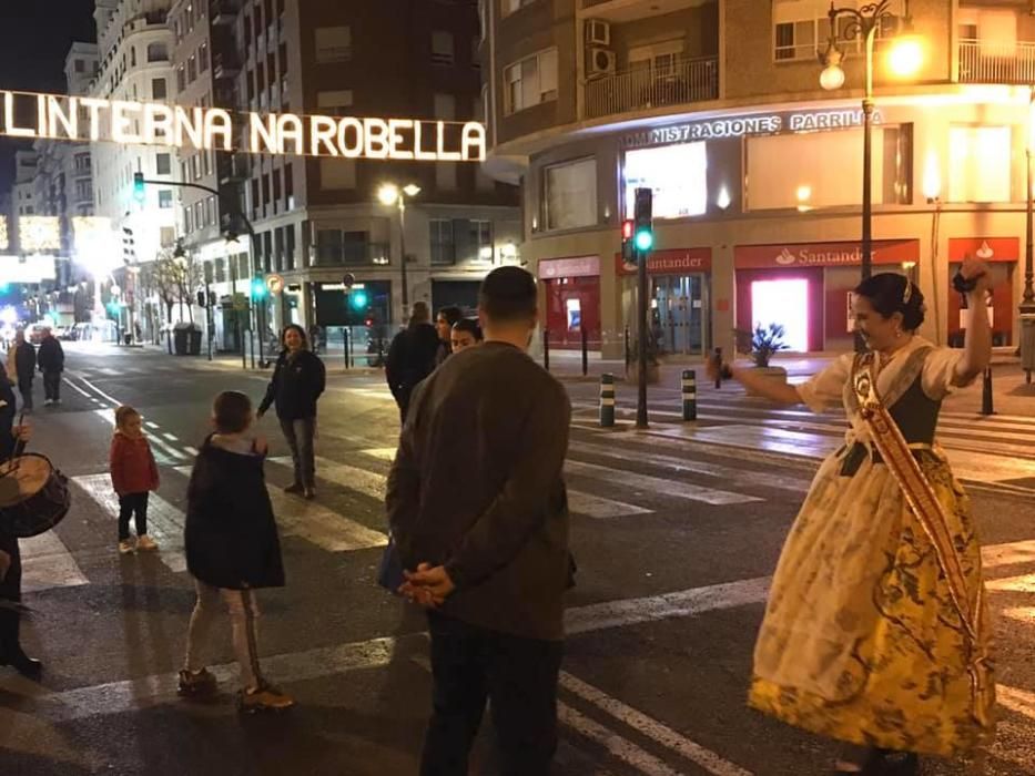 LINTERNA-NA ROBELLA. Dansà en plena calle, a medianoche, contra la violencia de género