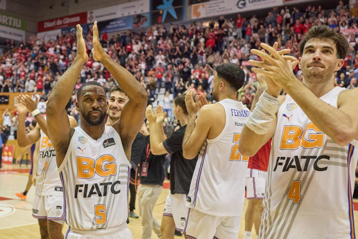 Els jugadors del Bàsquet Girona celebrant la victòria contra el Barça