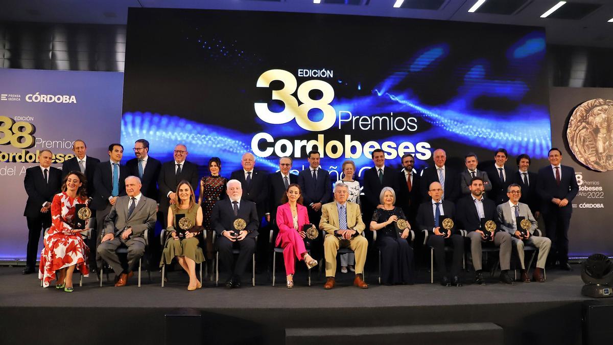 Foto de familia de autoridades y premiados tras la gala de entrega de los Cordobeses del Año 2022.