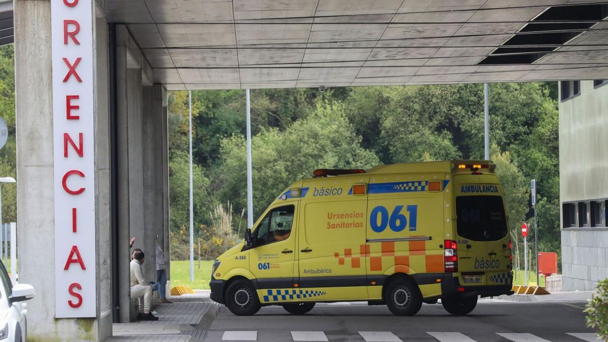 Una ambulancia enel hospital ÁlvaroCunqueiro.