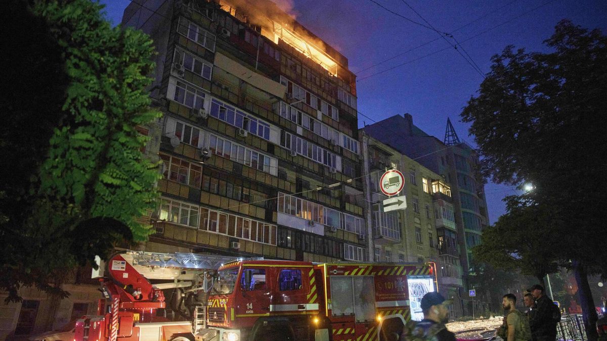 Un incendio arde en un edificio residencial tras un ataque ruso en Kiev, Ucrania, la madrugada del jueves 10 de julio de 2025.