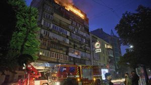Un incendio arde en un edificio residencial tras un ataque ruso en Kiev, Ucrania, la madrugada del jueves 10 de julio de 2025.