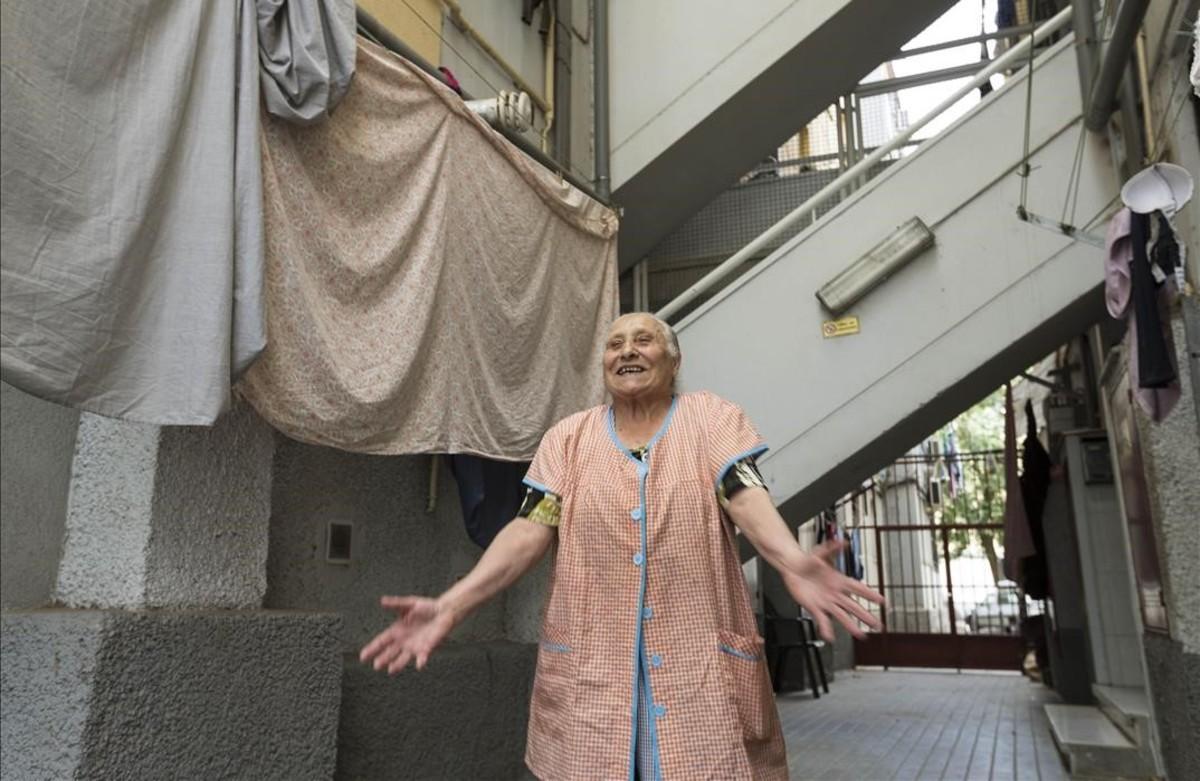 Mercedes Santigo frente al bloque de Sant Roc en el que vive desde que se tiraron su edificio, también en el barrio.