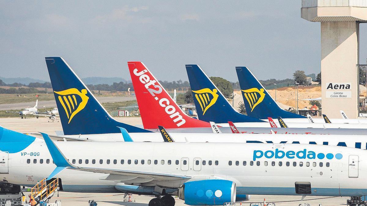 Avions de Pobeda, jet2 i Ryanair a l'aeroport de Girona