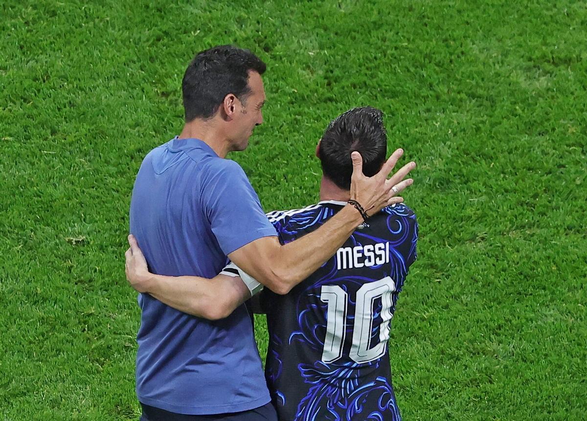 El técnico de Argentina, Lionel Scaloni (izq.), y Lionel Messi, los dos grandes estandartes de la selección Argentina, llamada la 'Scaloneta' por sus triunfos y su fútbol aguerrido. EFE/EPA/CRISTOBAL HERRERA-ULASHKEVICH