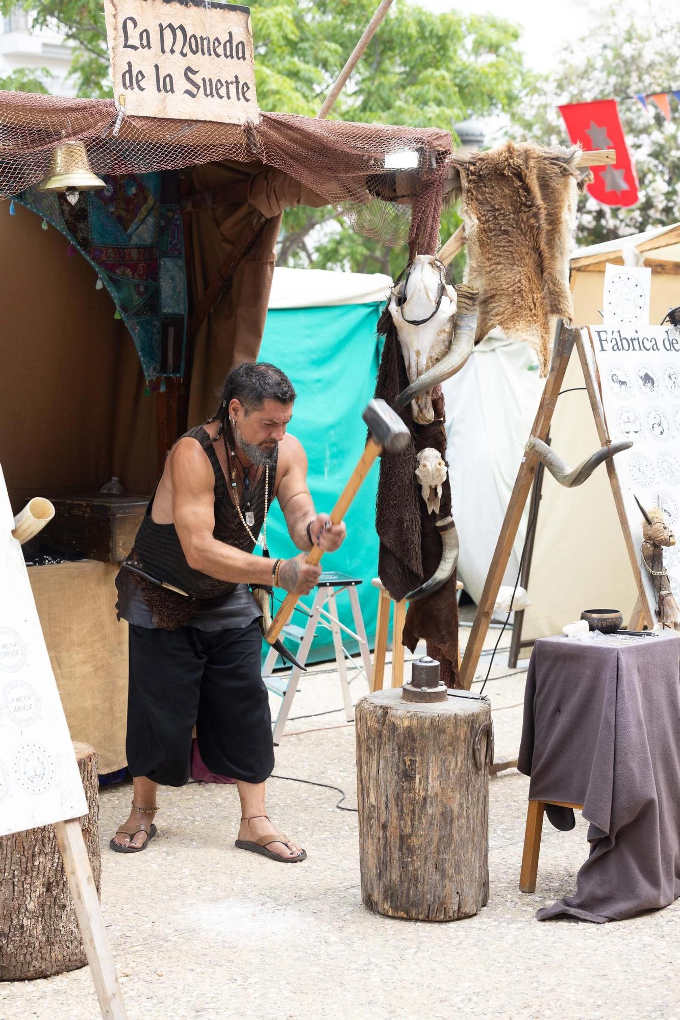 La dura y libre vida de los feriantes de la Ibiza Medieval