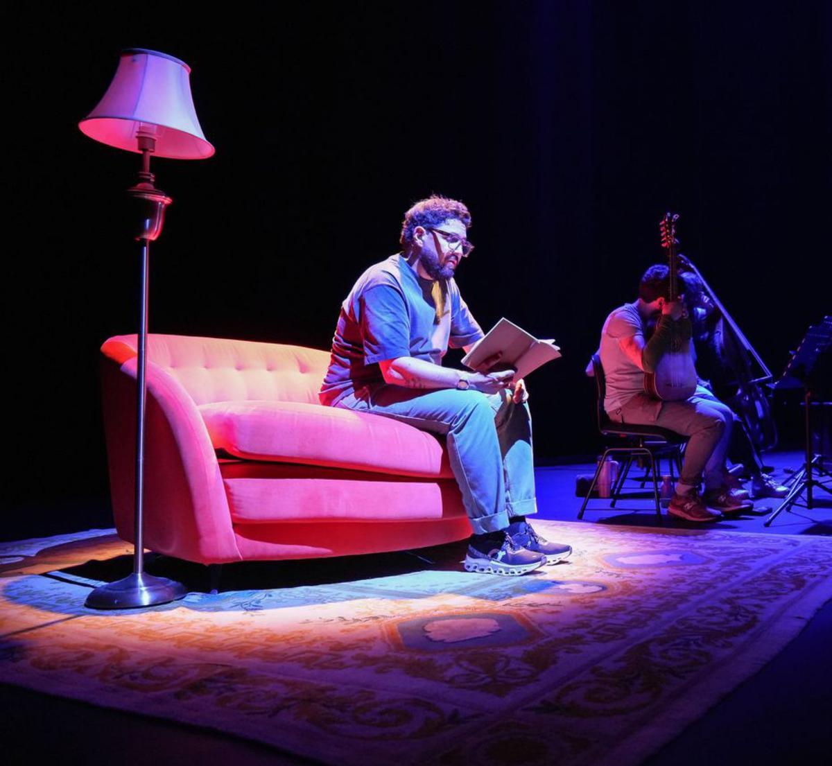 Aarón Zapico, en primer término, introduce una de las obras. | FORMA ANTIQVA