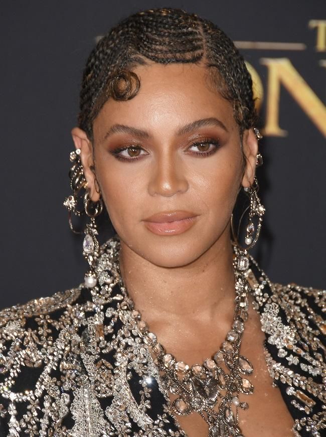 Detalle del peinado de 'Queen B'