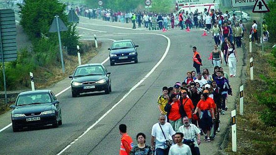 Cientos de ciudadanos forman la larga fila de caminantes en una pasada edición de la marcha de Asprosub.