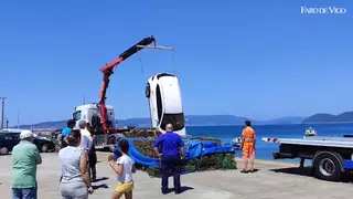 Retiran un coche precipitado en la playa de Pescadoira de Bueu