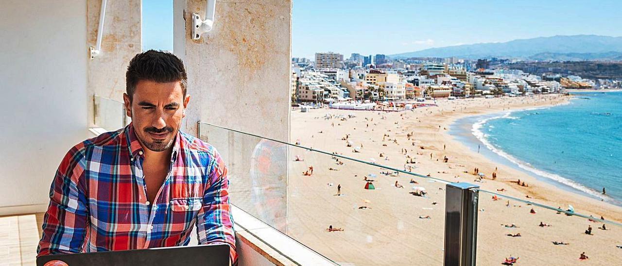 Un nómada digital trabaja en un apartamento de Living Las Canteras. | | LEOPOLDO H. SANTANA