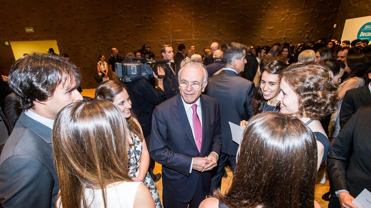 Isidro Fainé charla con algunos becarios en CaixaForum Madrid