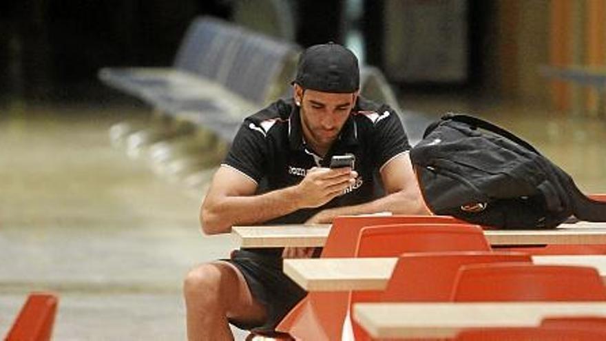 Rami en el aeropuerto de Granada, de regreso a Valencia