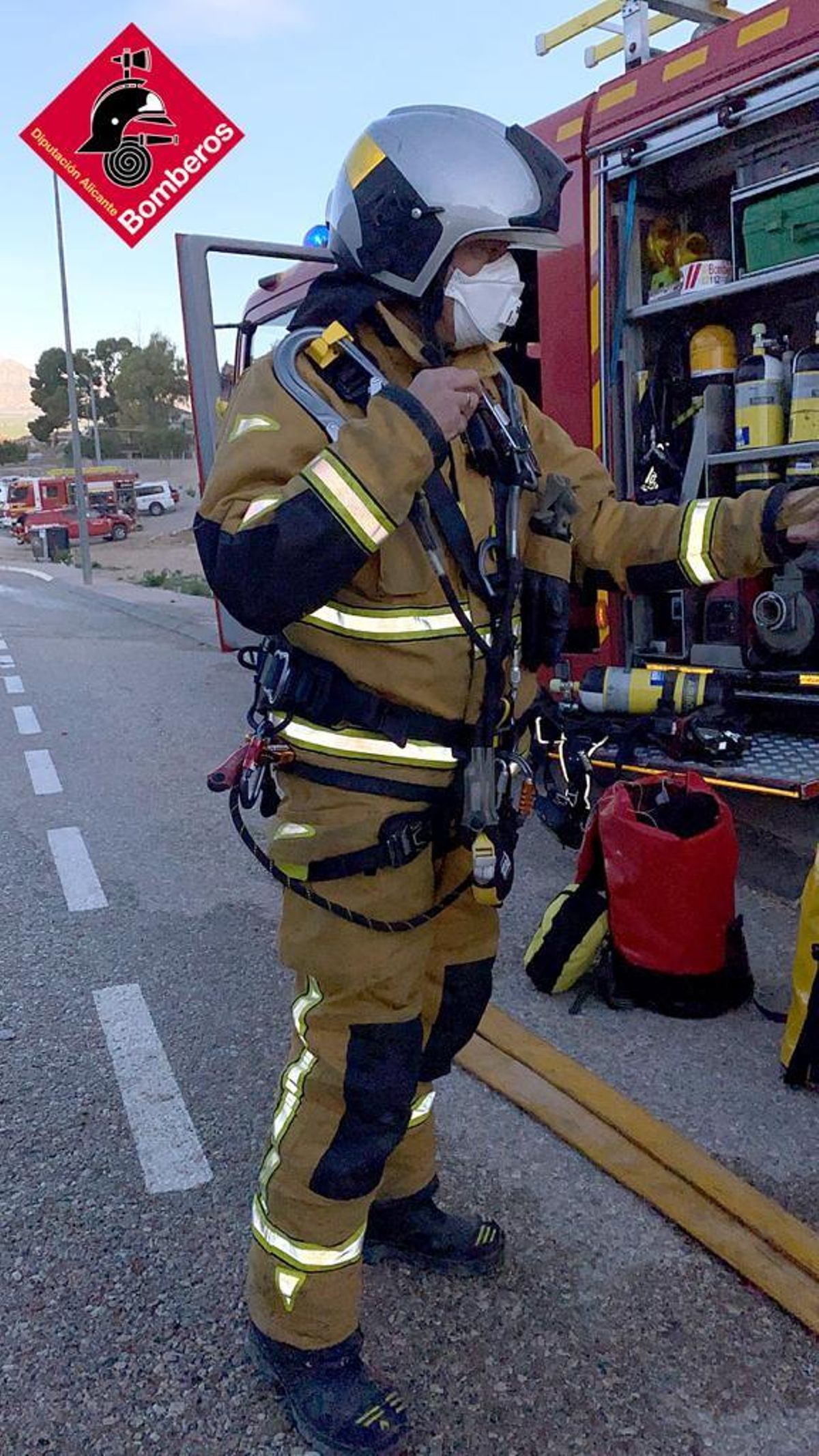 Los bomberos evitan que el fuego se propague a los tanques que almacenan productos químicos