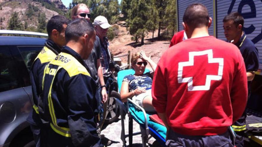 Los bomberos atienden a la mujer holandesa que resultó herida en el sendero del Roque Nublo. | lp / dlp