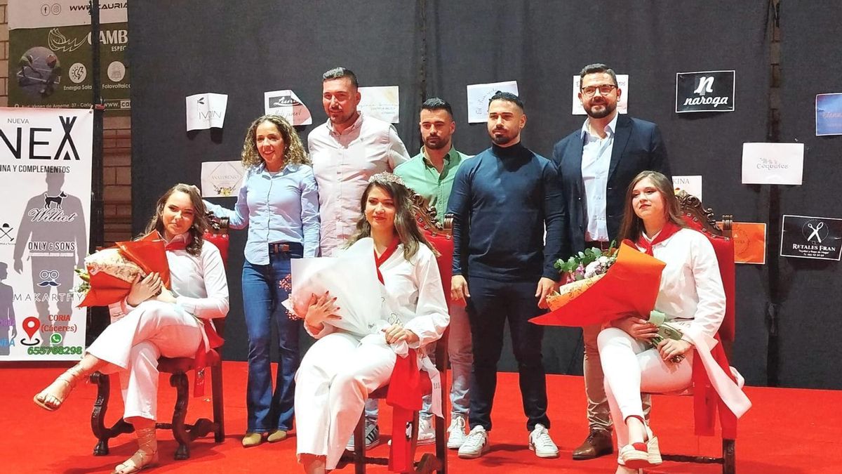 La reina, entre las damas y los representantes de las peñas que aportarán toros en San Juan 2025.