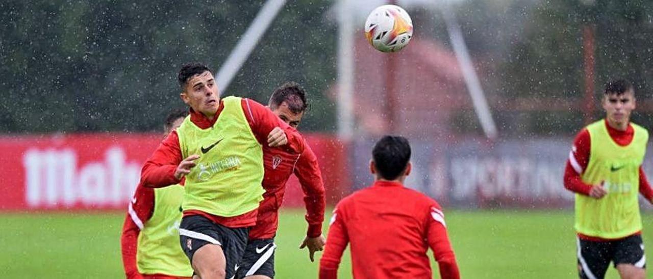 Gaspar Campos gana un duelo aéreo en el entrenamiento de ayer. | RSG