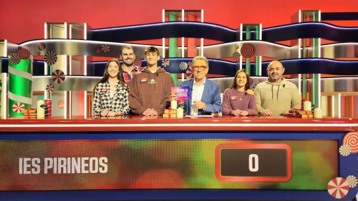 Los alumnos y profesores del IES Pirineos, junto a Jordi Hurtado, en el programa 'Saber y ganar'