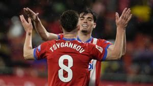 Tsygankov, que anotó el 1-0 del Girona al Rayo en Montilivi, agradece a Miguel su asistencia en el gol.