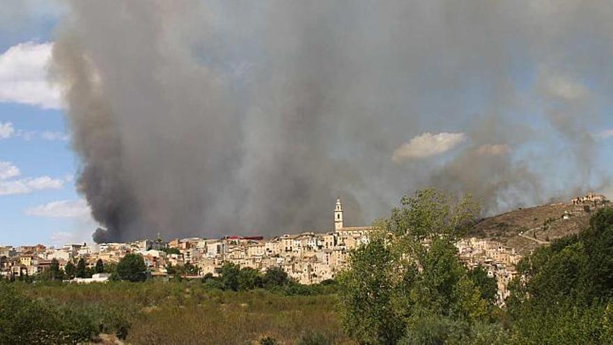 La población valenciana de Bocairent estuvo cercada por las llamas durante buena parte de la tarde de ayer.