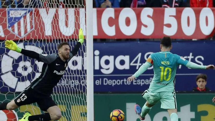 Messi toca el balón ante la salida de Oblak en el partido del Calderón de la pasada temporada.