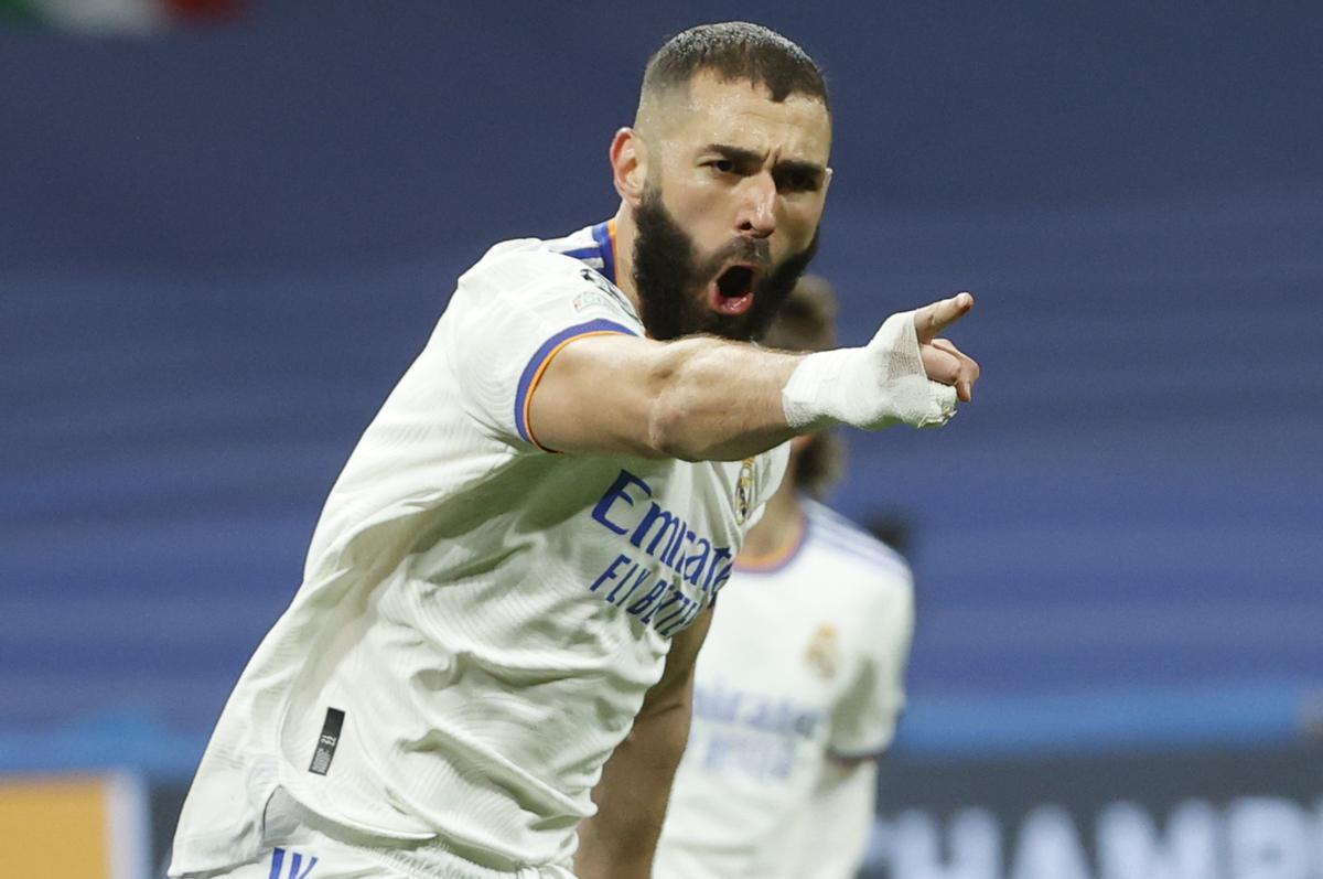 Karim Benzemá celebra tras marcar ante el París Saint Germain, durante el partido de vuelta de los octavos de final de la Liga de Campeones que disputan hoy miércoles en el estadio Santiago Bernabéu