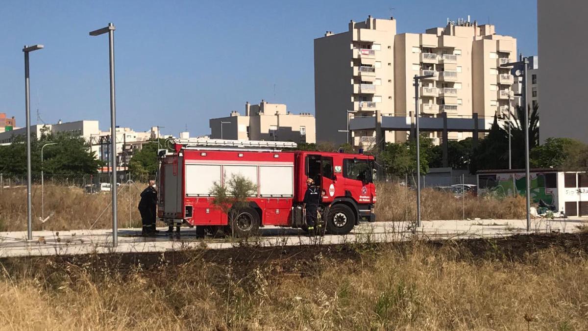 Los bomberos sofocan un incendio cerca del Palacio de Congresos