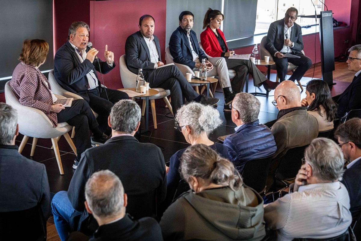 De izquierda a derecha: Carme Trilla, presidenta de COHABITAC, Artur Fornés, abogado y redactor de la propuesta de ley; Eduardo Gutiérrez, presidente de ALIVAS;  Manel Rodríguez, consejero delegado de ALAS Vivienda Asequible y Núria Lambea, doctora en Derecho por la Universitat Rovira i Virgili y experta en gestión de vivienda social. Modera: Albert Sáez, periodista y director de El Periódico.